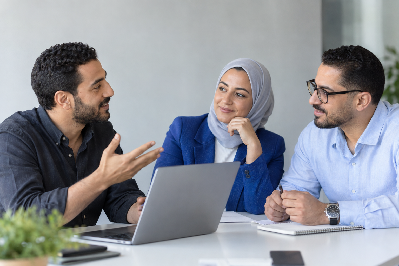 صورة تعبيرية لأشخاص يعملون معًا